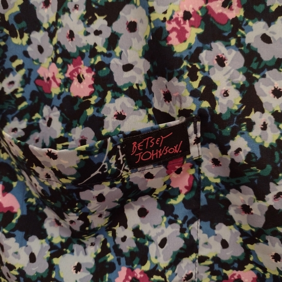 Betsy Johnson scrub top with charm sz M - Picture 9 of 10